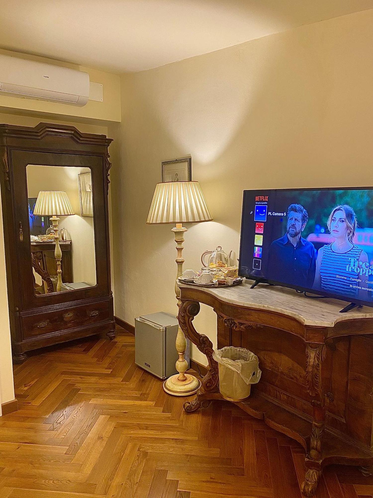 Palazzo Lari Sarzana Hotel Eksteriør billede